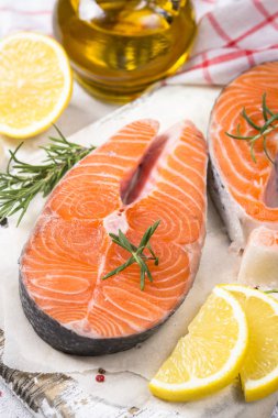 Somon steak taze balık baharatlar ile yakın çekim.