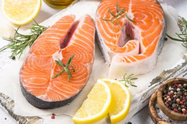 Somon steak taze balık baharatlar ile yakın çekim.