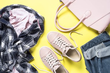 Kadın moda bez set - pembe ayakkabı, üst ve sarı zemin üzerine kot. Üstten görünüm kopya alanı.