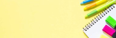 Sarı zemin üzerine okul ve ofis sstationery. Defter, Not defteri, kalem, kalem. Uzun başlık biçimi.
