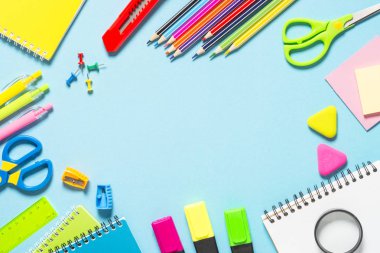 Geri okul kavramı. Defter, Not defteri, kalem, kalem, ataç ve şeyler. Kopya alanı ile üstten görünüm.