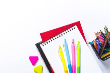 Geri okul kavramı. Okul ve ofis malzemeleri izole üzerinde beyaz arka plan. Kopya alanı ile üstten görünüm.