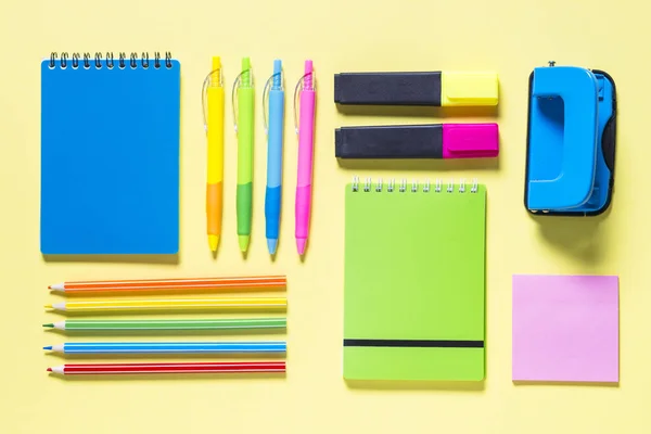 Papelaria Escolar Escritório Fundo Amarelo Caderno Bloco Notas Caneta Lápis — Fotografia de Stock