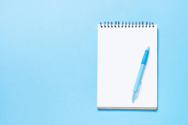 Notebook Pen Blauwe Achtergrond Bovenaanzicht Met Kopie Ruimte — Stockfoto