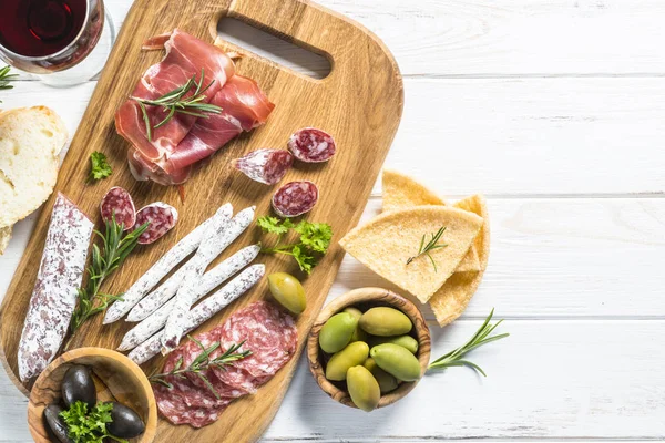传统的意大利开胃菜来 切片肉与葡萄酒和橄榄在白色桌上 顶部视图 复制空间 — 图库照片