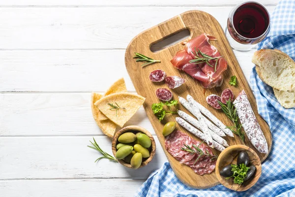 Antipasto Tradizionale Italiano Affettato Con Vino Olive Tavola Bianca Vista — Foto Stock