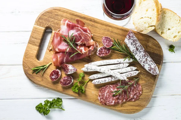 Antipasto Italiano Tradicional Carne Fatiada Com Vinho Azeitonas Mesa Branca — Fotografia de Stock