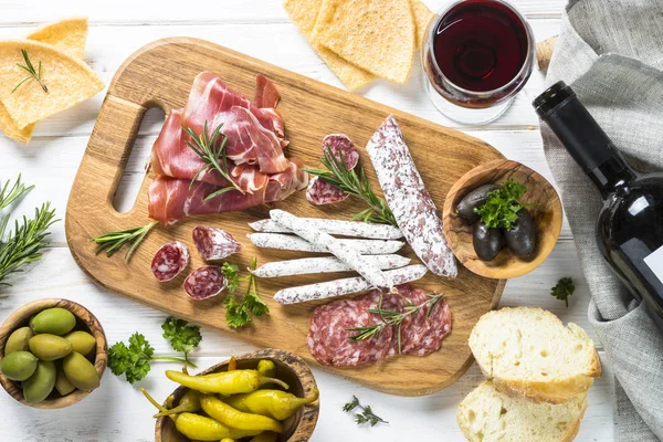 传统的意大利开胃菜来 切片肉与葡萄酒和橄榄在白色桌上 顶部视图 — 图库照片