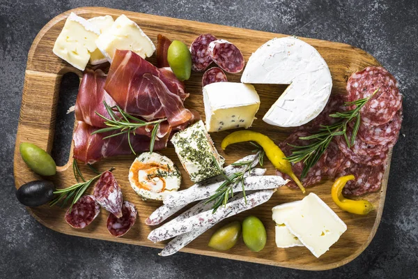 Antipasto Con Affettati Prosciutto Salumi Formaggi Olive Vino Rosso Vista — Foto Stock