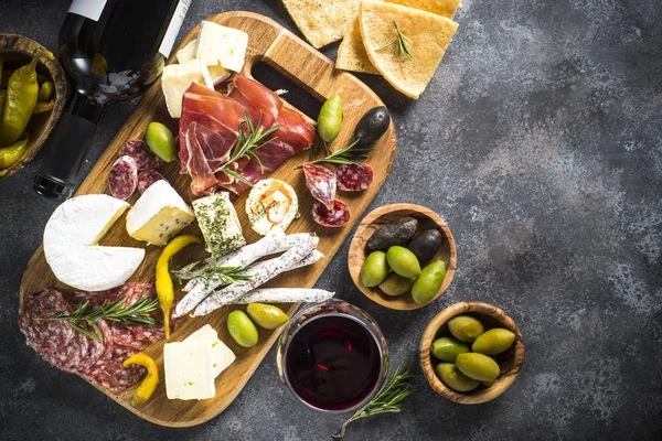 Placa Antipasto Com Carne Fatiada Presunto Salame Queijo Azeitonas Vinho — Fotografia de Stock