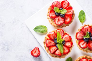 Çilek muhallebi krem tart ve taze çilek beyaz.