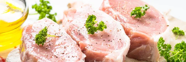 猪肉牛排 用香草和香料将猪肉切成白色 长横幅格式 — 图库照片