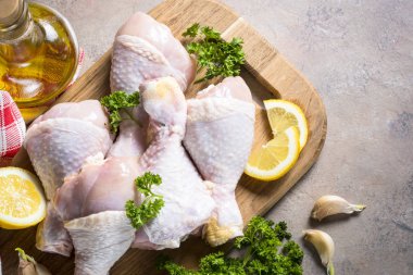Tavuk sopaları. Çiğ gıda yemek için hazır. Üstten Görünüm kopya alanı.