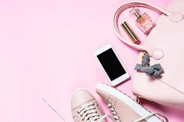 女式时尚饰品粉红色鞋, 手袋, 智能手机和 pe — 图库照片
