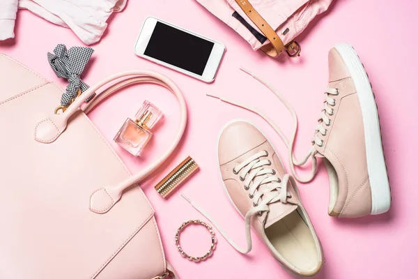 女式时尚饰品粉红色鞋, 手袋, 智能手机和 pe — 图库照片