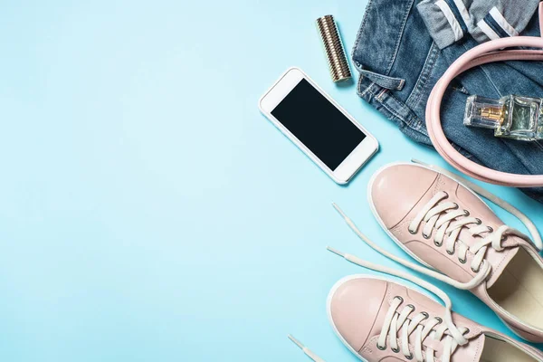 여자 패션 천 세트 핑크 신발, 청바지, 핸드백, 스마트폰은 — 스톡 사진