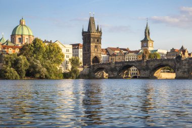 Charles Köprüsü ve Gözcü Kulesi Prag, Çek Cumhuriyeti.