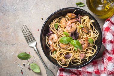 Deniz ürünleri ve domates soslu makarna spagetti.