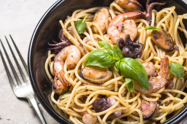 Deniz ürünleri ve domates soslu makarna spagetti.