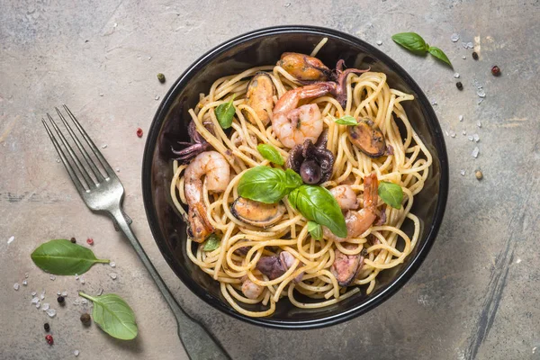 Deniz ürünleri ve domates soslu makarna spagetti.