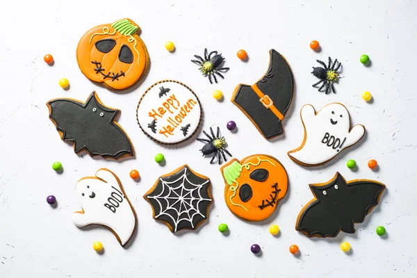 Halloween food bakground -Gingerbread Cookies on white table. — Stock Photo, Image