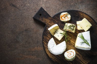 Karanlık taş tablo peynir tabağı.