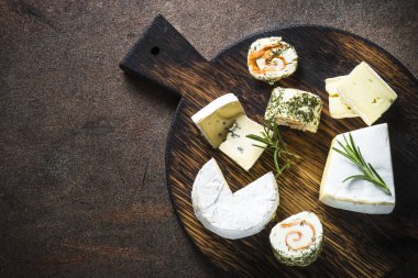 Karanlık taş tablo peynir tabağı.