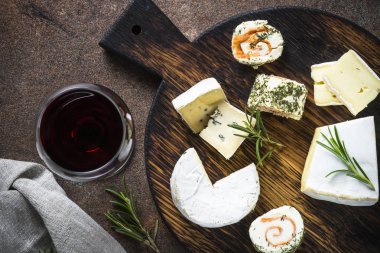 Karanlık taş tablo peynir tabağı.