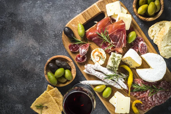 Placa antipasto com carne fatiada, presunto, salame, queijo, azeitonas e — Fotografia de Stock