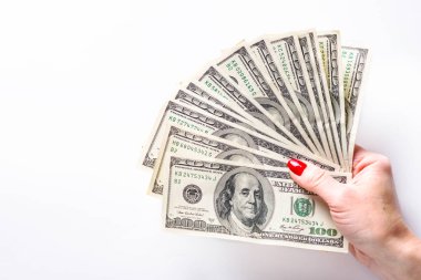 Kadın onun elinde para dolar nakit tutun.