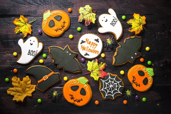 Halloween Gingerbread Cookies - pumpkin, ghosts, bat,  on woden — Stock Photo, Image