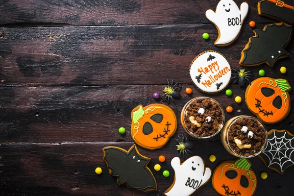 Halloween vakantie voedsel - Gingerbread koekjes en pompoen dessert — Stockfoto