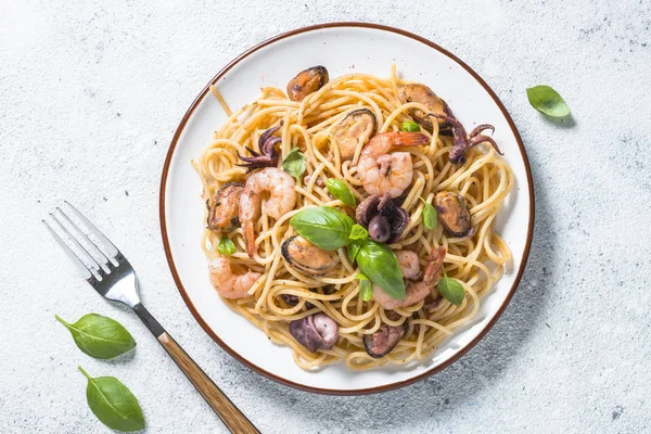 Deniz ürünleri ve domates soslu makarna spagetti. — Stok fotoğraf