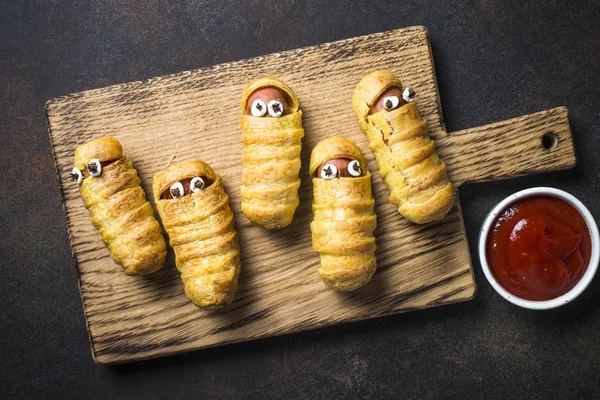 Comida de Halloween. Momias de salchichas asustadizas en masa . — Foto de Stock