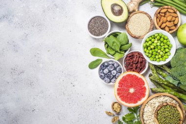 Superfoods ışık taş zemin üzerine. Sağlıklı vegan gıda. 