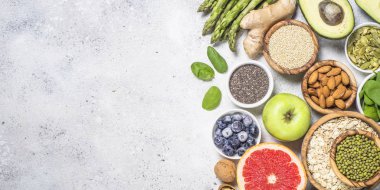 Superfoods ışık taş zemin üzerine. Sağlıklı vegan gıda. 
