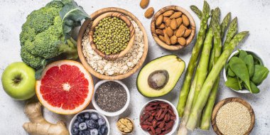 Superfoods ışık taş zemin üzerine. Sağlıklı vegan gıda. 