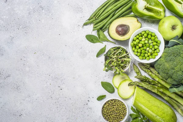 Grön mat sortimentet på ljus sten bakgrund. — Stockfoto