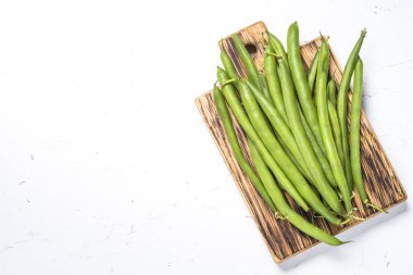 Beyaz arkaplanda yeşil fasulye. 