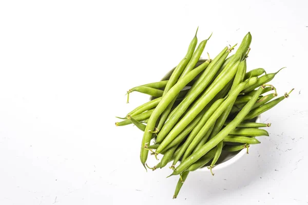 Groene bonen op witte achtergrond. — Stockfoto