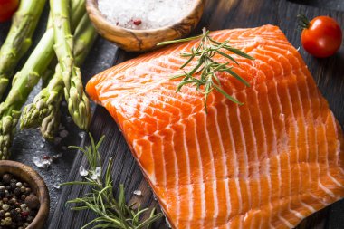 Somon fileto yemek - maddeler ile taze sebze bir