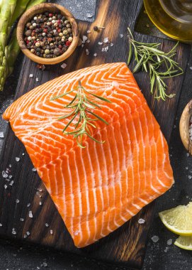 Somon fileto yemek - maddeler ile taze sebze bir