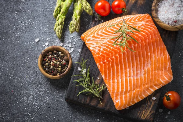 Filé de salmão com ingredientes para cozinhar - legumes frescos a — Fotografia de Stock