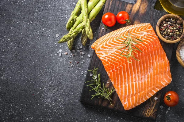 Filete de salmón con ingredientes para cocinar - verduras frescas a —  Fotos de Stock