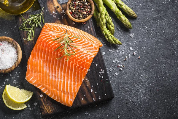 Filete de salmón con ingredientes para cocinar - verduras frescas a —  Fotos de Stock