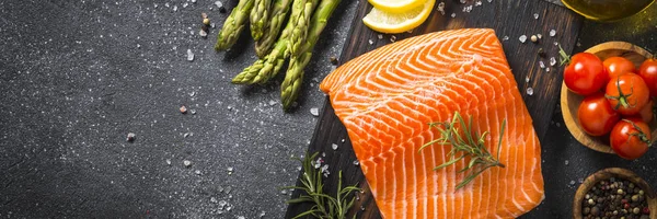 Filete de salmón con ingredientes para cocinar - verduras frescas a —  Fotos de Stock