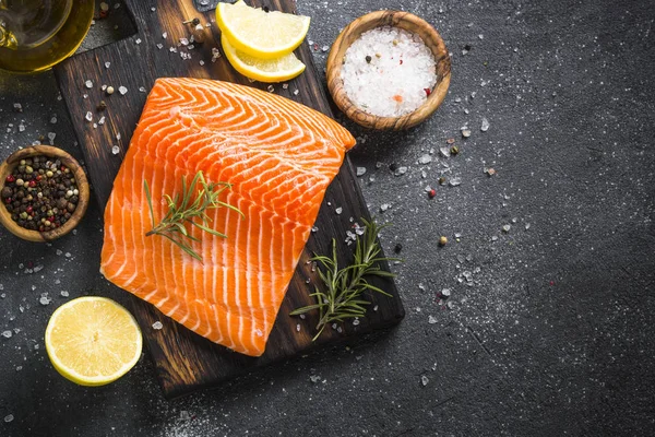 Filete de salmón con ingredientes para cocinar en negro . —  Fotos de Stock