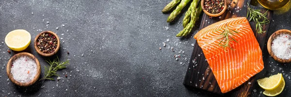 Lachsfilet mit Zutaten zum Kochen - frisches Gemüse — Stockfoto