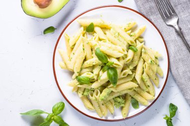 Vejetaryen Makarna penne avokado ve fesleğen. 