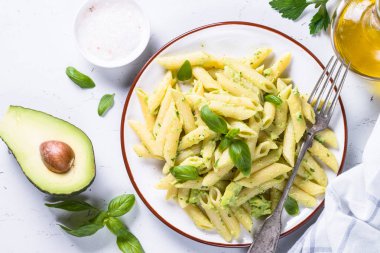 Vejetaryen Makarna penne avokado ve fesleğen. 